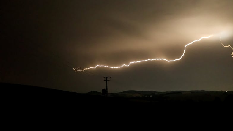 Hobbyfotograf Robin Wolfframm ist es gelungen, einen Blitz über Krumhermsdorf einzufangen. Am Wochenende drohen neue Unwetter.