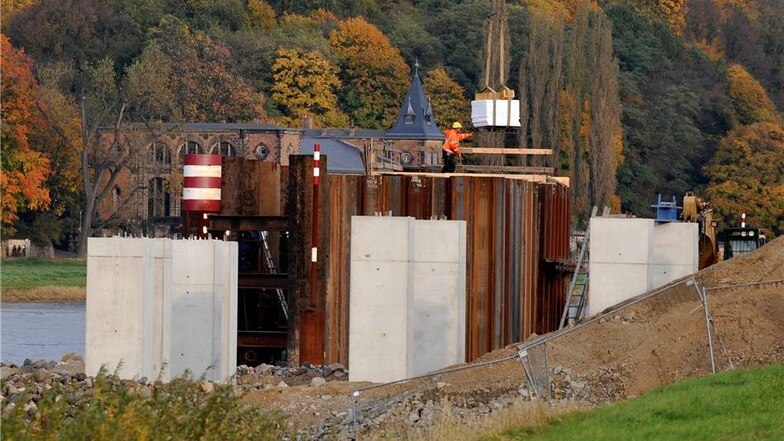 Bauarbeiten 2010  Auf diesen Stahlbetonpfählen wurde eine Art Gleistrasse verlegt, damit das Mittelteil der Waldschlößchenbrücke verlegt werden konnte.