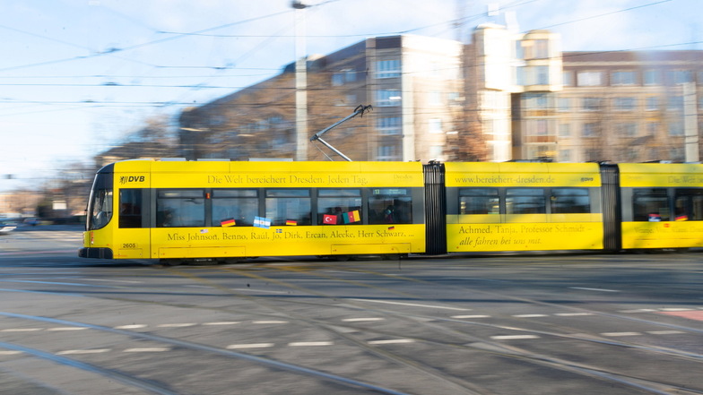Nur ein Jahr später, also 2003, erreicht mit der NGT D12 DD die neue Generation Bombardier-Niederflurbahnen Dresden. Es ist die damals längste Straßenbahn Europas und misst 45 Meter. 43 Exemplare besitzen die DVB.