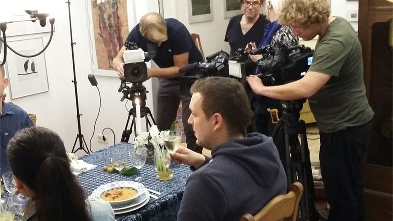 Essen unter Aufsicht: Wenn für „Das perfekte Dinner“auf Vox gefilmt wird, halten gleich drei Kameras auf die fünf Kandidaten.