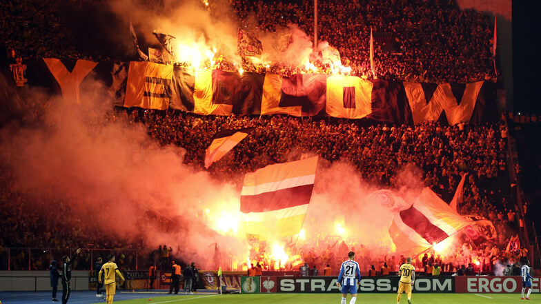 Die Dynamo-Fans zündelten im Oktober massiv beim Pokalspiel in Berlin. Dafür muss der Verein nun eine Strafe zahlen.