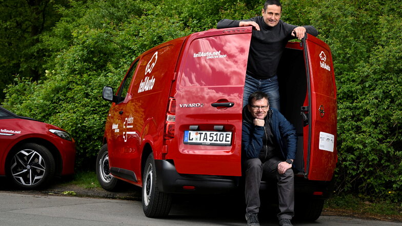 Michael Creutzer (o.) und Patrick Schöne, Chefs der Leipziger Mobility Center GmbH, haben die Kofferklappe schon mal aufgemacht: für den Transport der Siegertrophäe.