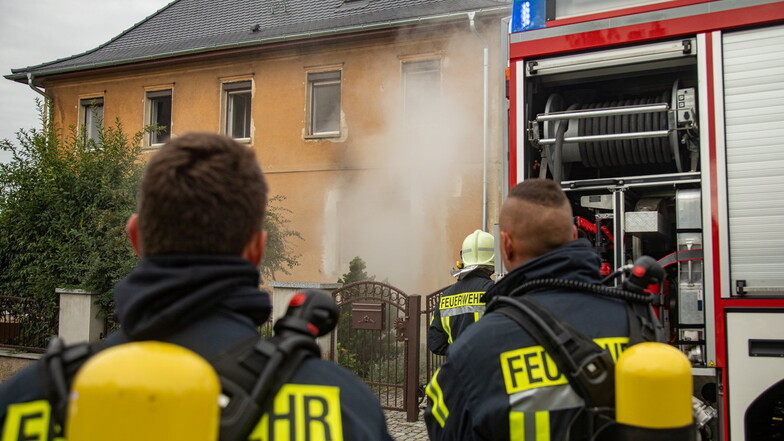 Feuerwehrleute haben einen Brand in Panschwitz-Kuckau gelöscht, der in der Küche eines Wohnhauses ausbrach.