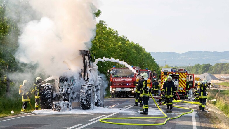 Feuerwehr löscht brennenden Traktor auf B178 bei Oberseifersdorf