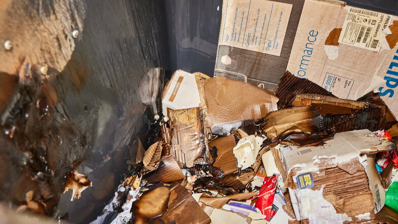 Verkohltes Altpapier und eine angesengte Mülltonne waren der Schaden des Feuers.