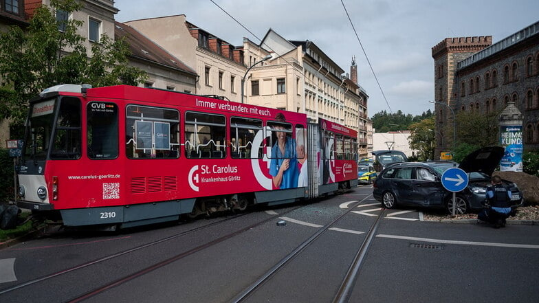 Da war es schon gesehen: Rechts der VW-Wagen nach dem Zusammenprall, links die Straßenbahn, die durch den Aufprall aus dem Gleis sprang.