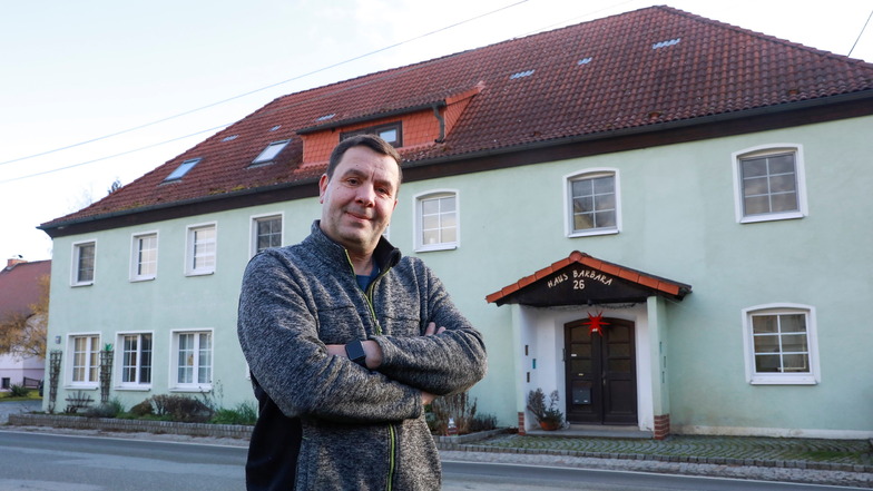 Sven Hämisch vor seinem Haus in Dittersbach. Als Neu-Vermieter musste er schmerzliche Erfahrungen machen.