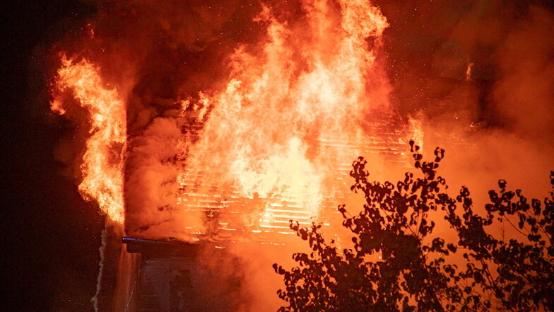 Am Donnerstag gegen 21 Uhr schlugen meterhohe Flammen aus dem Dach einer Scheune in Putzkau.