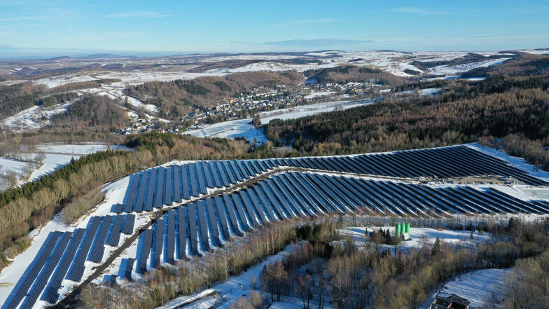 Diese Solaranlage zur Stromgewinnung steht auf Tiefenbachhalde in Altenberg. Ein ähnliches Projekt ist jetzt in Dippoldiswalde geplant.