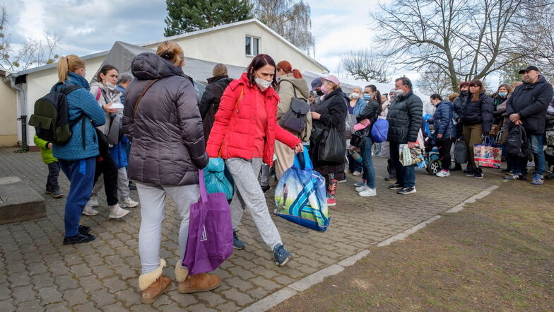 Am Lebensmittelzelt des Ukraine-Koordinationszentrums in Dresden stehen Flüchtlinge Schlange.