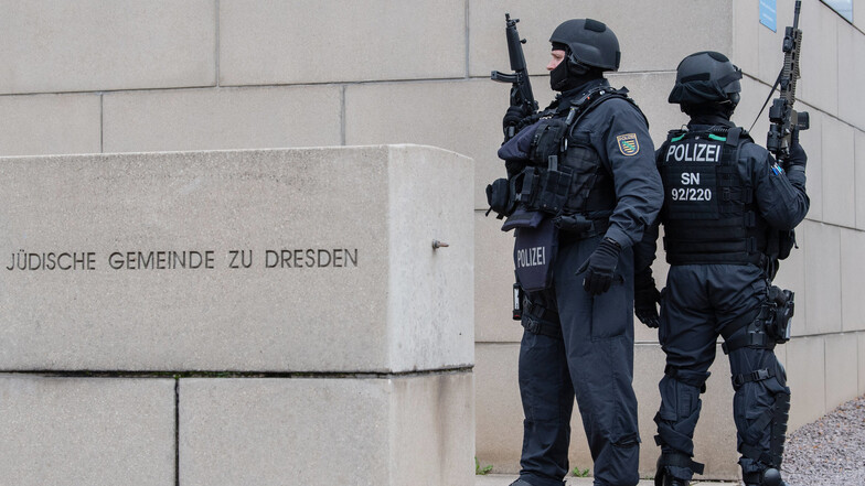Zwei schwer bewaffnete Polizisten bewachen die Synagoge in Dresden.
