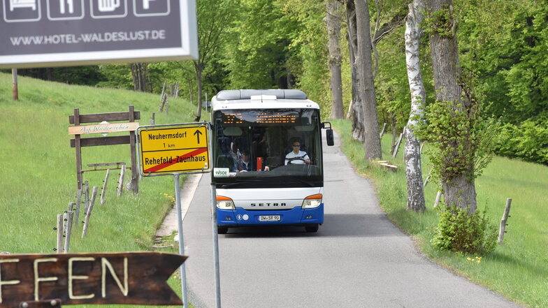 Der Donnerberg in Rehefeld ist zwar nur eine schmale Kommunalstraße Richtung Moldava und Neuhermsdorf, aber für Pkws normal befahrbar. Einschränkungen gibt es für den Schwerlastverkehr.