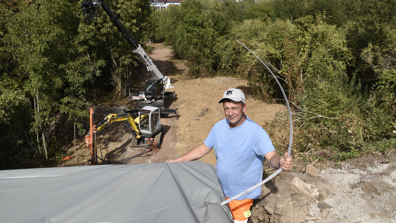 Marco Trinitz arbeitet im zukünftigen Südpark an einer Treppenkonstruktion