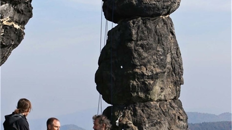 Geologe Peter Dommaschk (l.) und Rainer Reichstein von der Schutzgemeinschaft Sächsische Schweiz überwachen die Arbeiten.