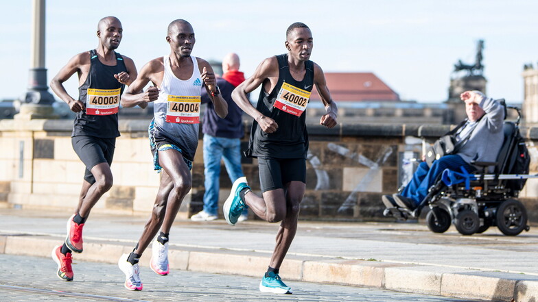 Das kenianische Trio hat sich schon nach wenigen Hundert Metern an der Augustusbrücke vom Rest des Feldes abgesetzt. Den 23. Dresden-Marathon gewinnt Collins Kimboi Kipsang (r.)