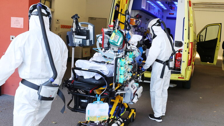 Thüringen, Saalfeld: Ein Corona-Patient wird mit einem Notarzt-Intensivmobil von den Thüringen Kliniken in ein Krankenhaus nach Hannover verlegt.