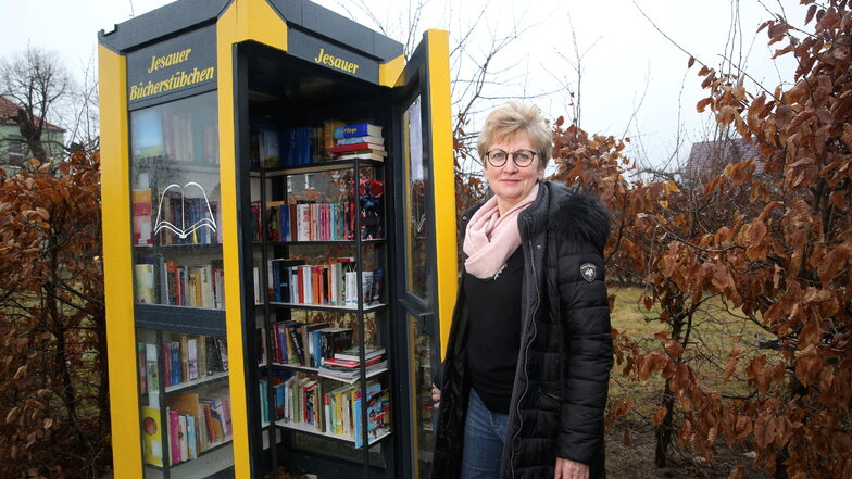 Elvira Schirack, stellvertretende Ortschaftsrats-Vorsitzende von Kamenz-Jesau, hatte die Idee für das Bücherstübchen aus dem Urlaub mitgebracht. Gleich neben dem Spielplatz kann jetzt jederzeit Lesestoff getauscht werden.