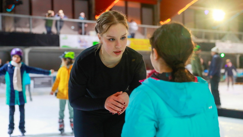 Die 18-jährige Ukrainerin Mariya Kadieva gibt in der Eishalle Jonsdorf Eislauf-Unterricht für Kinder. Nicht alle ihre Landsleute konnten sich so gut in der Fremde einleben.