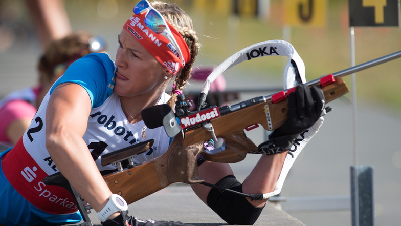 Denise Herrmann hat ihre erfolgreiche Biathlon-Karriere vergangenes Jahr beendet und spricht inzwischen offen über Rückenschmerzen und andere Beschwerden während der Periode. Ein Thema, das auch die Forschung beschäftigt.