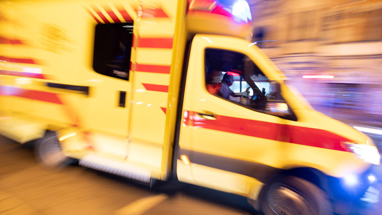 Rettungskräfte mussten jetzt in Bautzen einen Radfahrer ins Krankenhaus bringen, nachdem er gestürzt war.