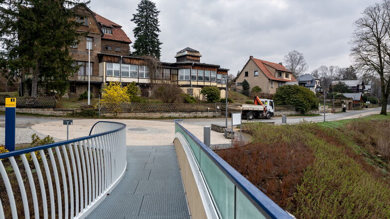Ehemaliges Bergcafé in Ostrau fotografiert von der Aussichtsplattform: Die Holzvilla soll einer Seniorenresidenz weichen.