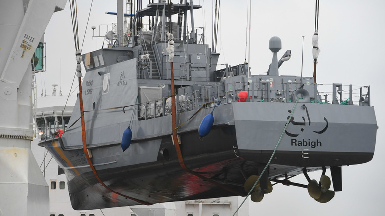 Ein Küstenschutzboot für Saudi-Arabien wird im Hafen von Mukran bei Sassnitz auf ein Transportschiff verladen.