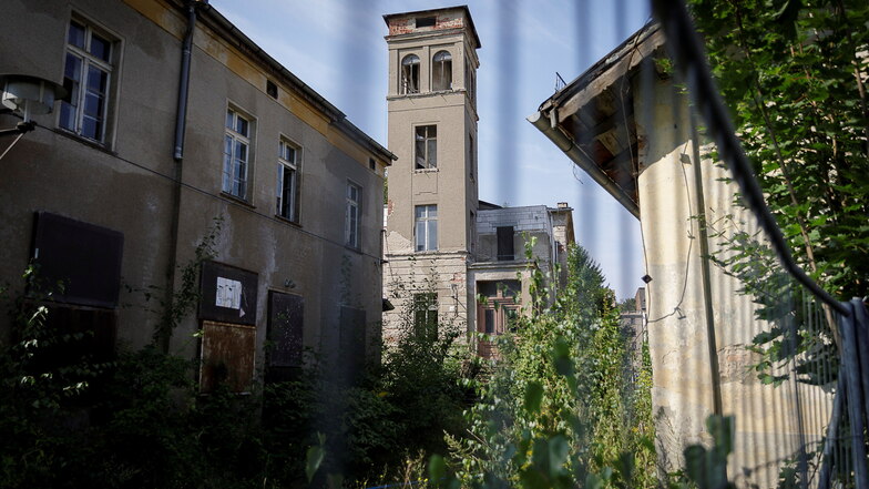 Der Blick auf die verbliebenen Gebäude im Görlitzer Kahlbaumareal lässt nur noch wenig von dem  früheren Glanz der Privatklinik erahnen.