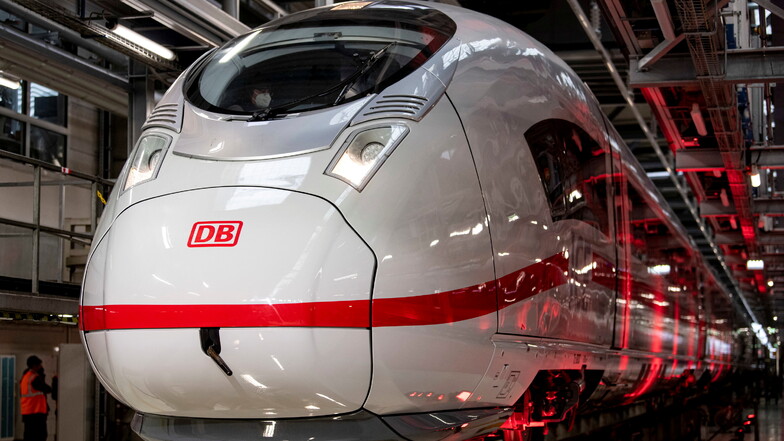 Der neue ICE 3neo der Deutschen Bahn steht am 1. Februar 2022 zur Präsentation in ICE Betriebswerk Rummelsburg in Berlin.