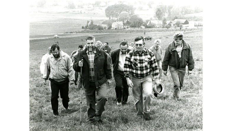 Volker Stange (kariertes Hemd und Sonnenbrille) beim geschäftlichen Wandern unter anderem mit dem damaligen Regierungspräsident Helmut Weidelener (vorn mit Stock).