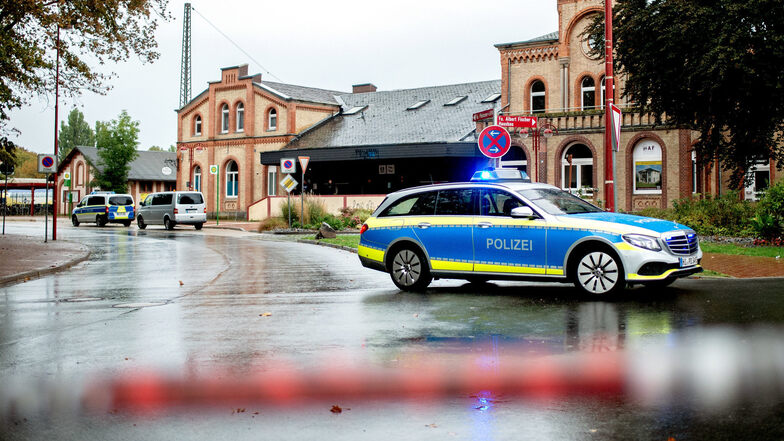 Ein Fahrzeug der Polizei steht vor dem Bahnhof in Elze. Den mutmaßlichen Mörder einer Frau konnte die Polizei schließlich schnappen.