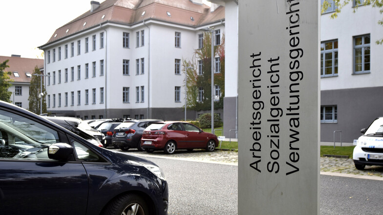 In diesem Gebäude türmen sich die Aktenberge. 46 Richter arbeiten am Sozialgericht Dresden Fall für Fall ab.