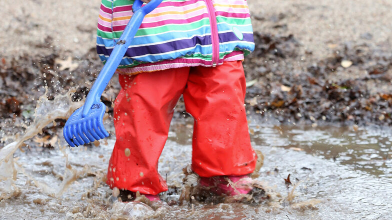 Kleine Kinder können beim Spielen noch nicht darauf achten, ob ihre Kleidung sauber bleibt.