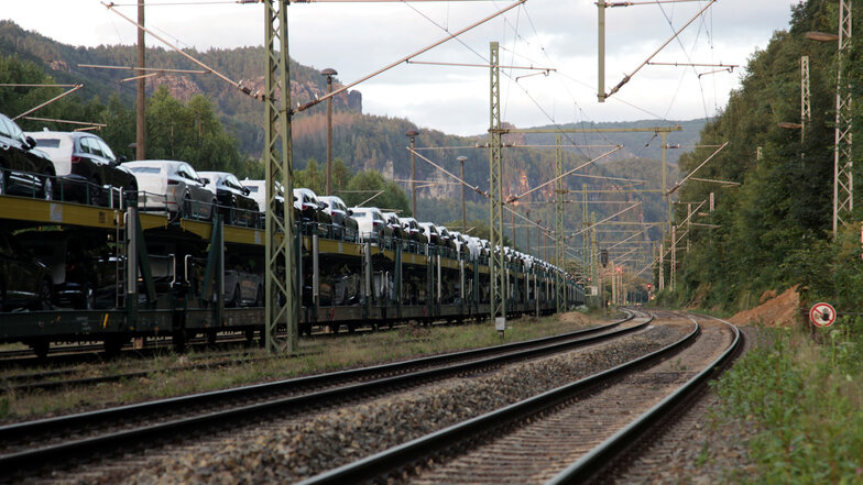 Es rollt wieder im Elbtal. Die Unwetterschäden an der internationalen Bahnstrecke Dresden - Prag sind teilweise beräumt.