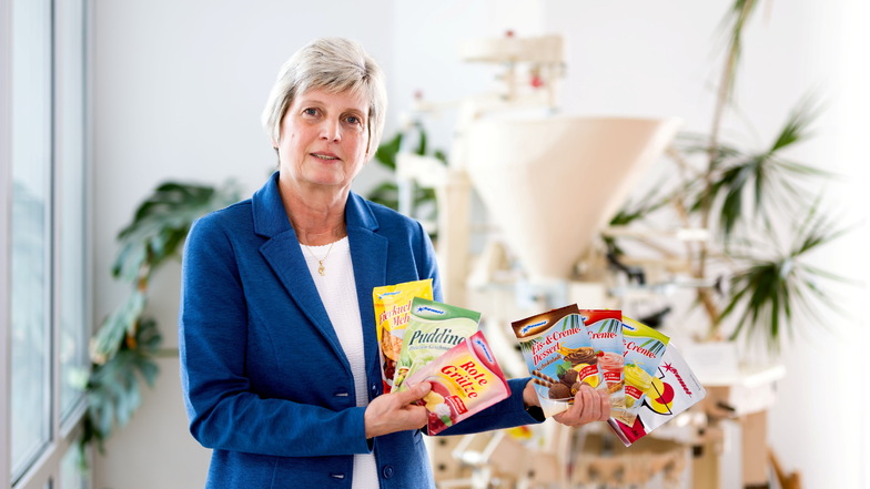 Geschäftsführerin Angela Pöhle mit einigen Produkten der Firma Komet vor einer Abpackmaschine, die zu DDR-Zeiten genutzt wurde. Heute bietet das Unternehmen aus Großpostwitz mehr als 100 Produkte an.