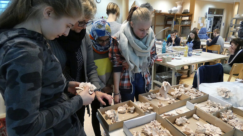 Schüler aus Deutschland und Polen arbeiten in einer Keramikwerkstatt.