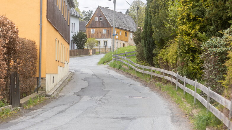 Flickenteppich in Ottendorf. Die Straße soll grundhaft saniert werden.