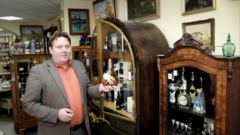 Kai Kunath kennt sich mit Whisky aus. Im Ambiente seines Antikhandels auf der Burgstraße in Meißen berät er seine Kunden.