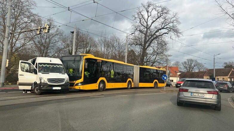Am Donnerstagnachmittag stießen in Radebeul ein Bus und ein Mercedes-Transporter zusammen. Hier wird bereits aufgeräumt.