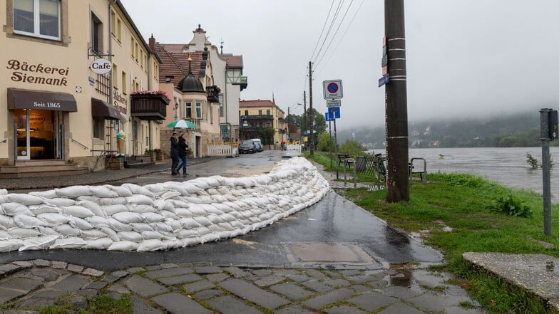 Die Sandsäcke in Laubegast sind aufgetürmt.