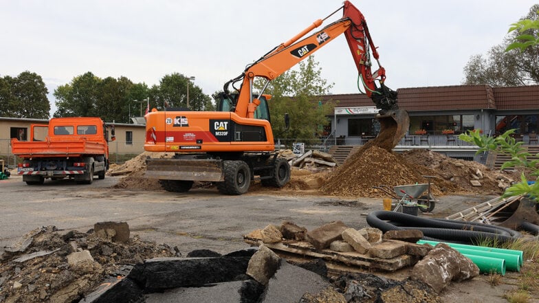 Anstelle des einstigen Parkplatzes wird ein neuer Ortsmittelpunkt gestaltet.