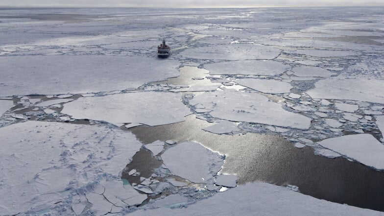 Die Arktis erwärmt sich schneller als alle anderen Regionen. Leipziger Wissenschaftler erforschen die Ursachen so wie hier 2017 mit der Polarstern. Jetzt wird dies weitere vier Jahre fortgesetzt.