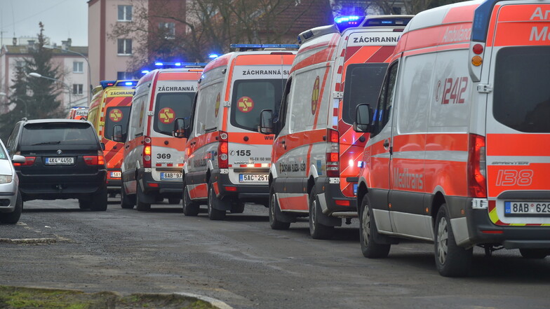 Eine Kolone mit Krankenwagen fährt durch Cheb. Um Krankenhäuser zu entlasten, wurden Patienten mit mäßigem Krankheitsverlauf per Krankenwagen nach Prag, Pilsen und Mittelböhmen gebracht.