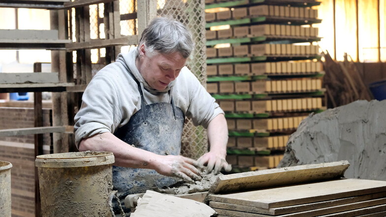 Im Ziegelwerk Huber im Nossener Ortsteil Graupzig werden Ziegel auch noch per Hand in Sonderformaten gefertigt.