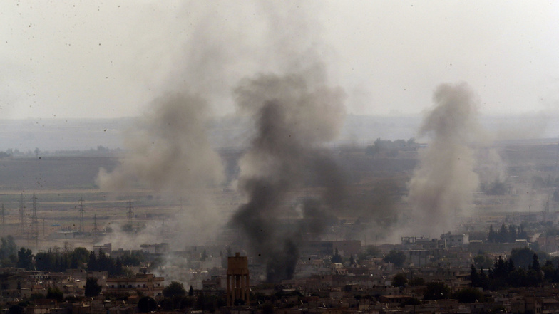 Rauch steigt über der nordsyrischen Stadt Ras al-Ain auf, die zuvor durch die türkischen Streitkräfte bombardiert wurde. 