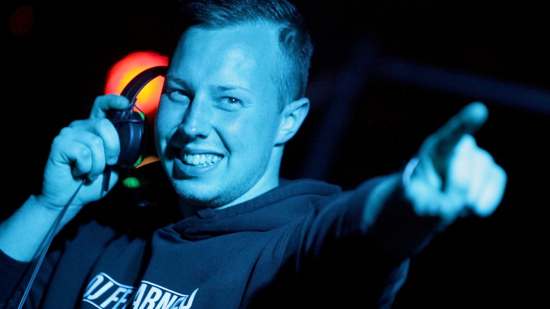 DJ Felix Arnold aus Pirna streamt dieses Wochenende aus der menschenleeren Toskana-Therme.