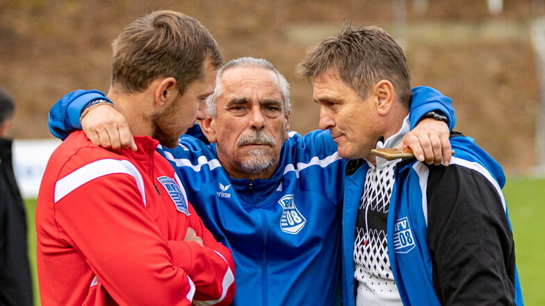 Frank Terks umarmt die Trainer Robert Koch (.) und Frank Rietschel. Ex-Dynamo Koch könnte den Verein im Sommer verlassen.