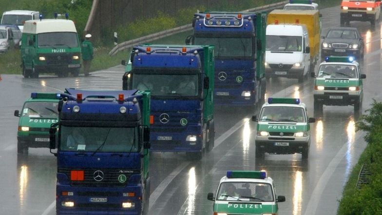 Der Castor-Transport 2005 von Rossendorf nach Ahaus musste von der Polizei gesichert werden.