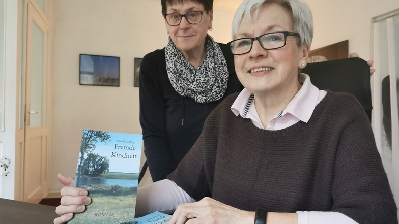 Marthe Kelling (r.), die im Landkreis Bautzen als Familientherapeutin arbeitet, hat ihr erstes Buch mit dem Titel "Fremde Kindheit" herausgebracht. Steffi Petasch half ihr beim Lektorat.