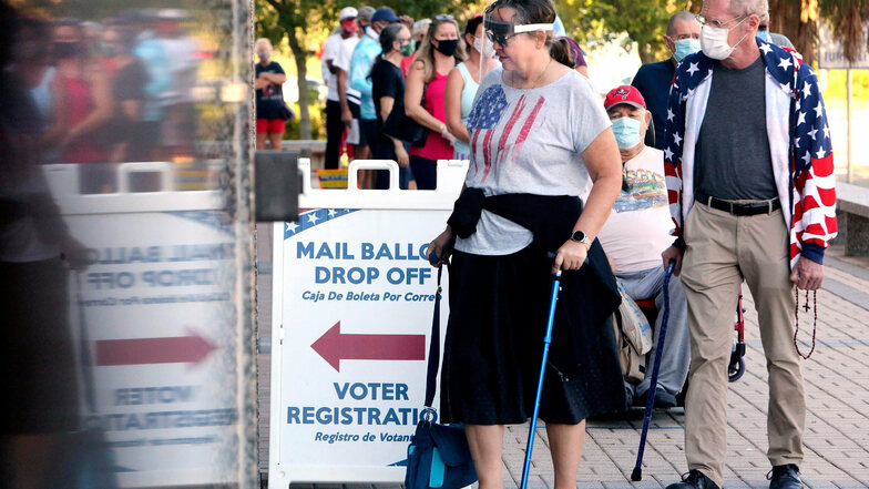 USA, Clearwater: Menschen warten in einer Schlange, um ihre Stimme für die US-Präsidentenwahl abzugeben. Vor den Wahllokalen bilden sich häufig lange Schlangen.