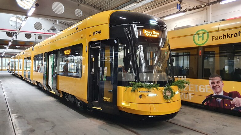 Die "2901" zeigt mit dem Schriftzug "Unsere Neue für Dresden", dass sie die erste Bahn einer neuen Generation ist.